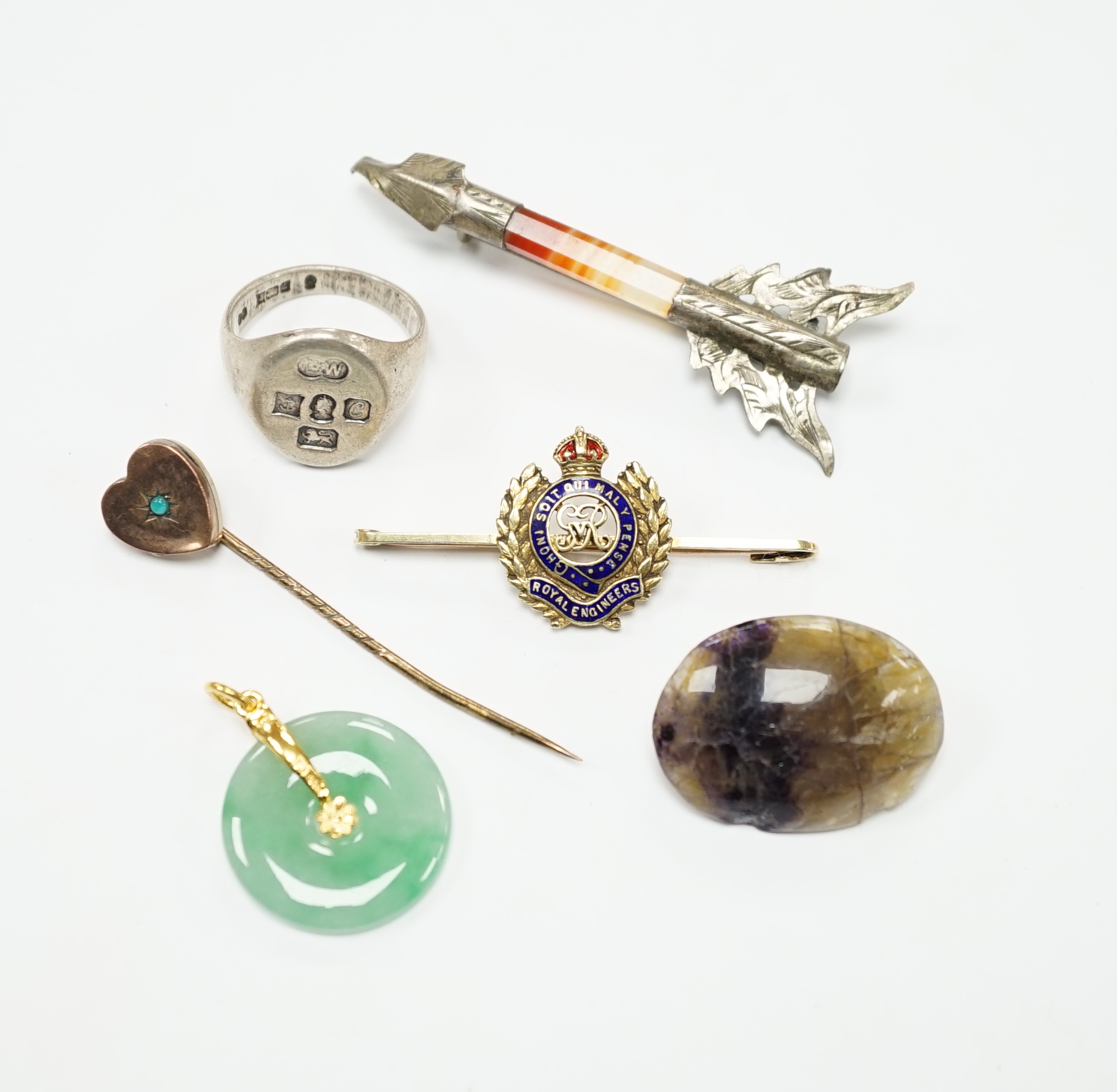 Sundry jewellery including a 1970's silver signet ring, a Chinese yellow metal mounted jade disc pendant, a 15ct regimental bar brooch, blue john brooch and two other items.